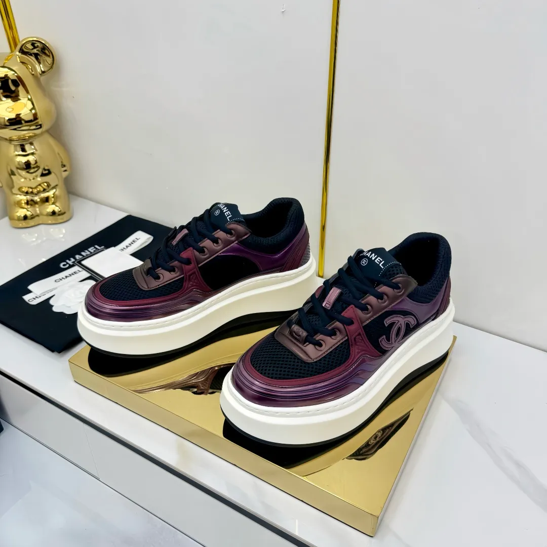 👟👟Ex-factory price 680👟👟 Upgraded version, upgraded version, upgraded version! No rebuttal accepted! ! ! ! Chanel Chanel panda shoes! 2025 counter's top casual sports shoes. This classic design; the upper is electro-embroidered with a variety of techniques; the outsole is fashionable and sporty; the unusual inclusion of a variety of color matching elements... The diversified mix and match is very good-looking and versatile, and can be used for leisure, fashion, sports, and outdoor... ꫛꫀꪝ Go➫ Materials: ❶Upper made of: original imported first-layer silk cowhide + original waterproof cloth + original first-layer cowhide ❷Inner lining: Original Yangli+Net ❸Outsole based on: Original TPU combination outsole Counter boutique packaging complete set for women 35–41 👉 👉 👉 👉 👉 👉 👉